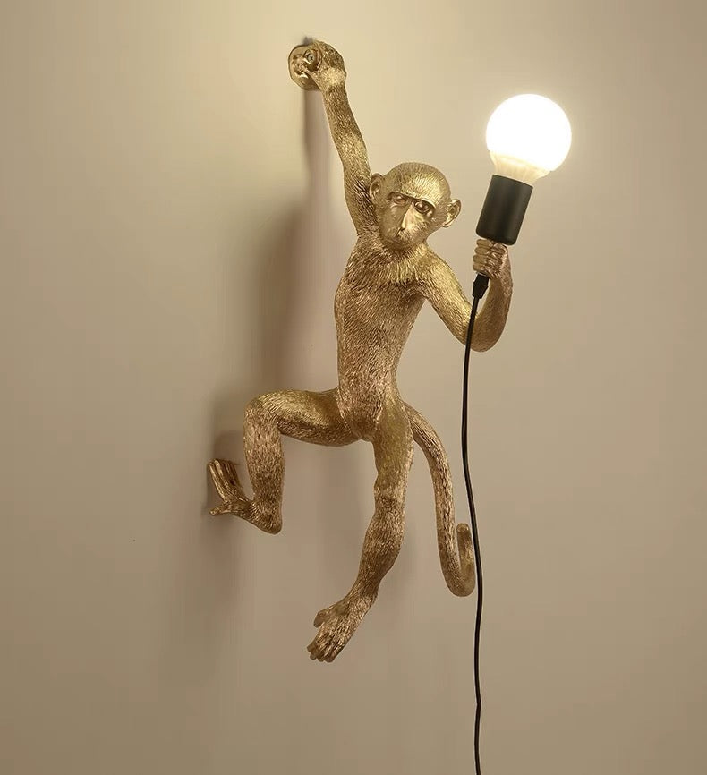 Væglampe med Finurligt Abedesign i Resin Belysning Tech Butik Guld D35*H70cm Højre