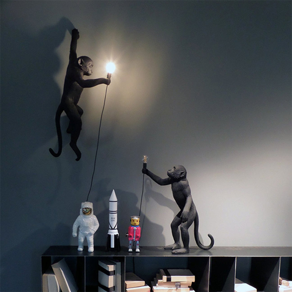 Væglampe med Finurligt Abedesign i Resin Belysning Tech Butik Sort D35*H70cm Højre