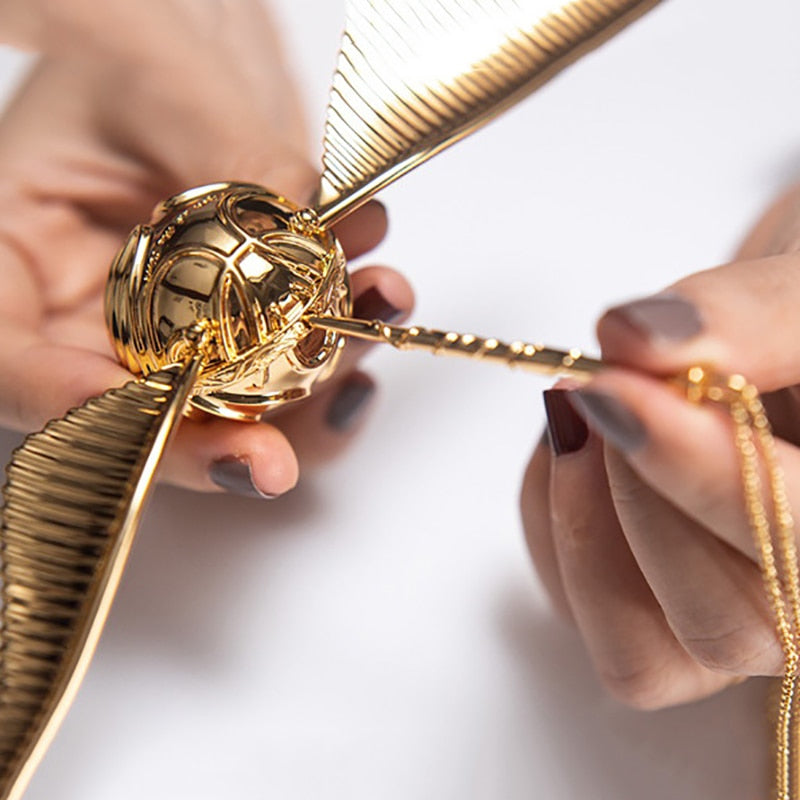Vintage-inspireret Ringæske i Gylden med Eventyrligt Design Ringæske Tech Butik