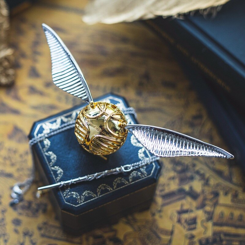 Vintage-inspireret Ringæske i Gylden med Eventyrligt Design Ringæske Tech Butik Sølvvinge A
