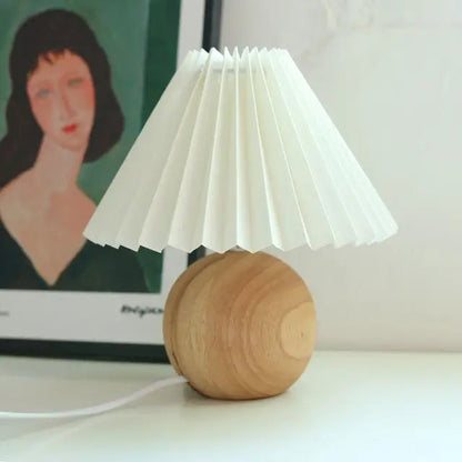 Vintage Bordlampe med Plisseret Skærm – Elegant Belysning til Ethvert Rum Belysning Tech Butik Træ og Hvid