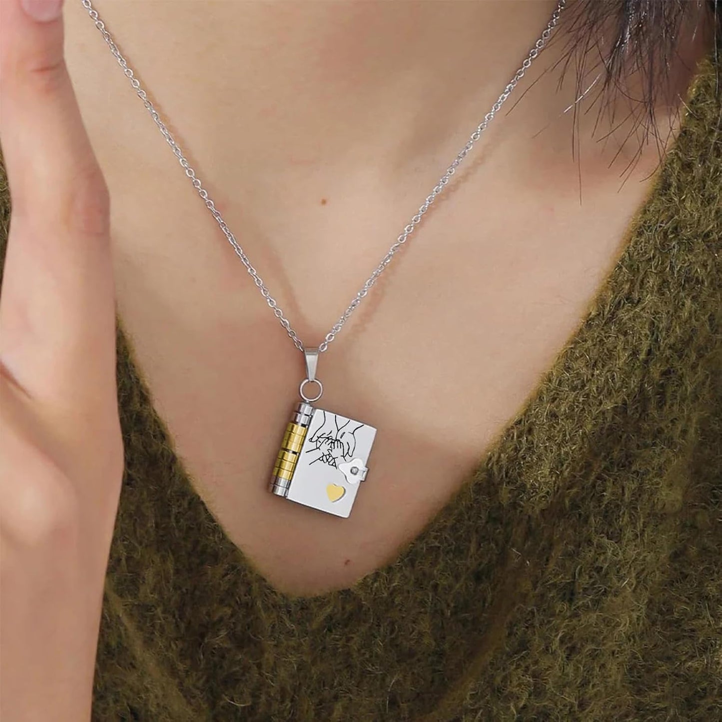 Åbningsbar Bog Halskæde – Charmerende Litterært Smykke med Skjult Overraskelse Necklace Tech Butik Søster Sølv