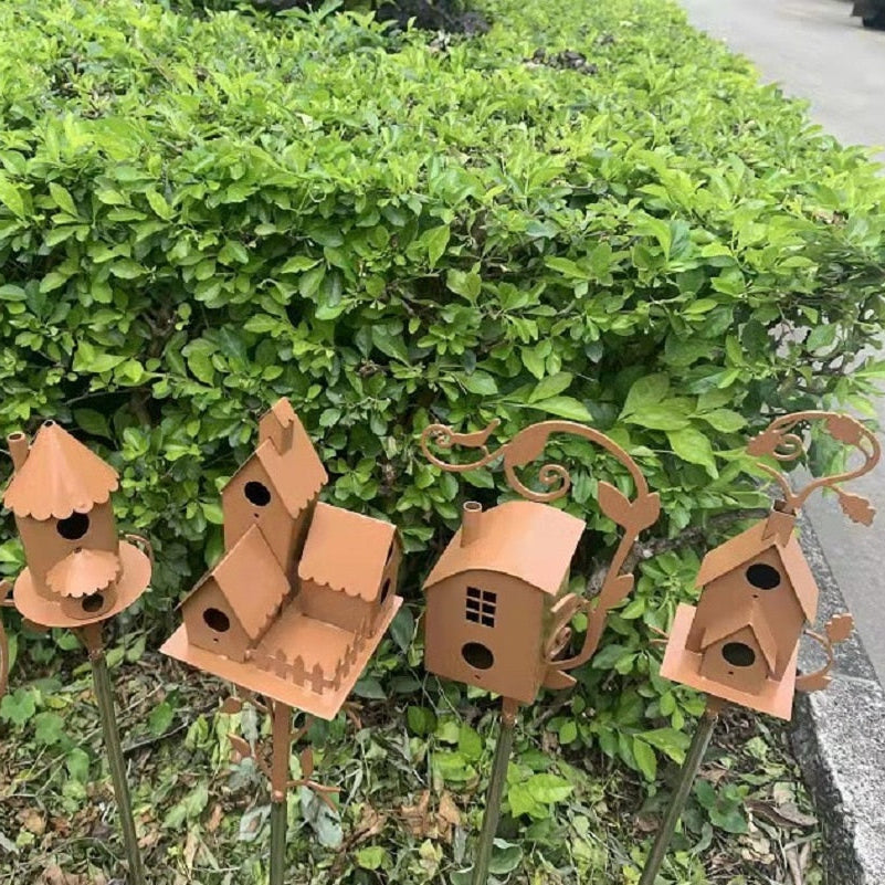 Dekorativt Fuglehus i Metal på Havepæl – Elegant Havepynt til Udendørs Brug ***Metalen Kunst Vogelhuisje op Tuinplug - FeatherNest Tech Butik