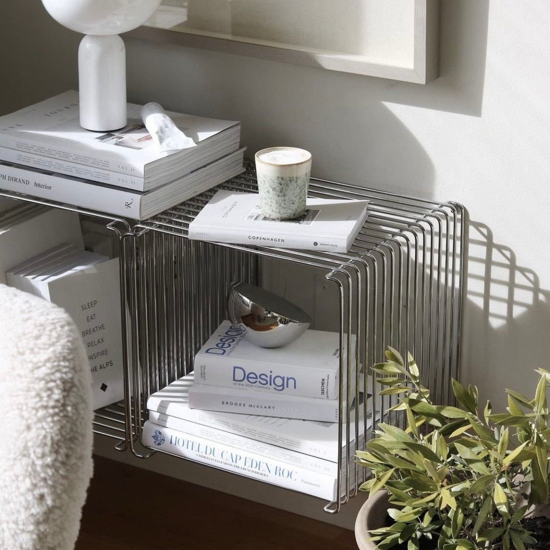 Moderne Minimalistisk Metal Flydende Hylde – Elegant og Pladsbesparende Opbevaringsløsning Shelf Tech Butik