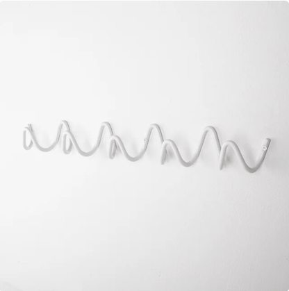 Minimalistisk Metal Vægkrog – Stilren og Funktionel Vægkrog Tech Butik Hvid 49cm × 7.5cm