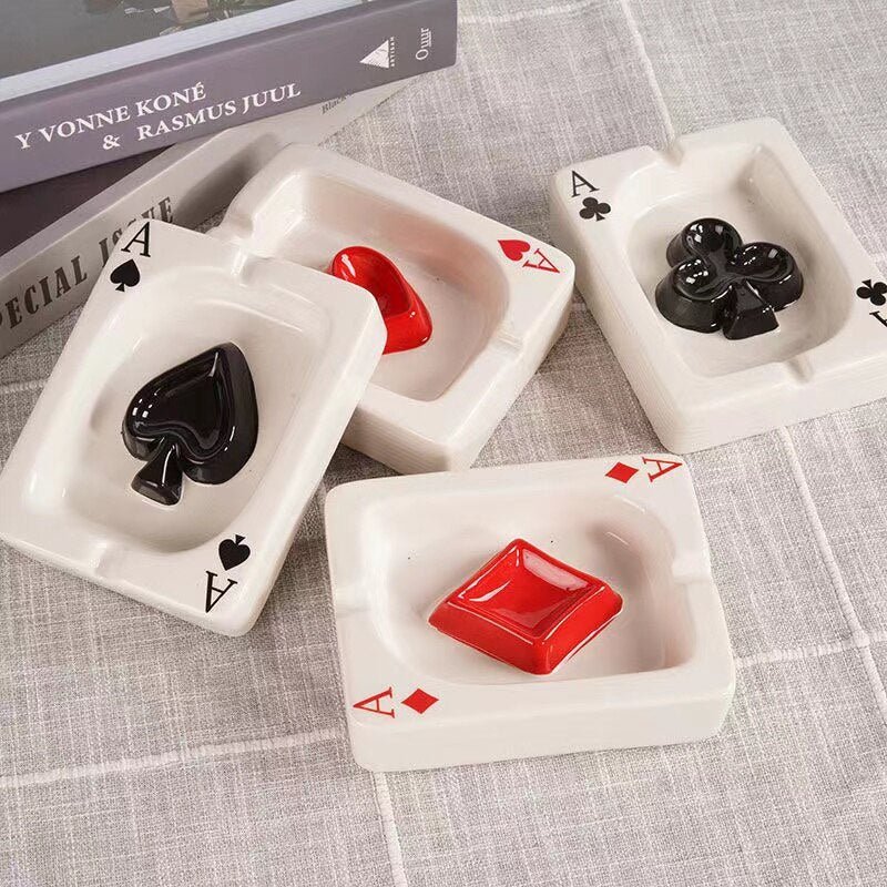 Keramisk Askebæger med Poker-hjerte – Stilrent firkantet design Sculptures & Figurines Tech Butik
