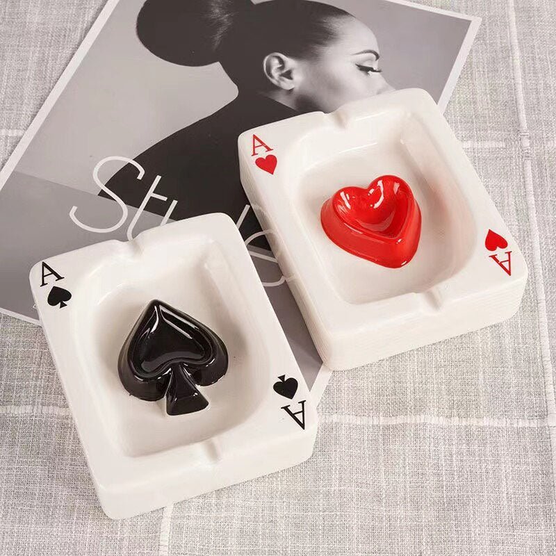 Keramisk Askebæger med Poker-hjerte – Stilrent firkantet design Sculptures & Figurines Tech Butik
